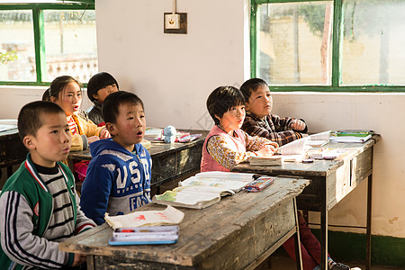 孩子画画女孩关爱读书乡村小学里的小学生背景