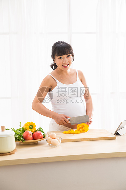 人刀站着孕妇做饭图片