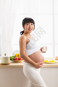 骄傲舒适期待孕妇喝牛奶图片