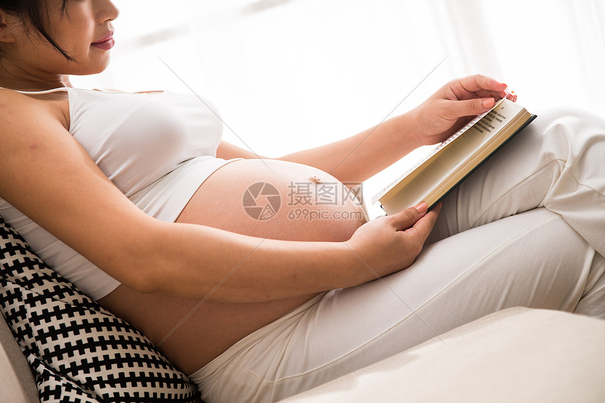 仅女人青年女人渴望孕妇看书图片