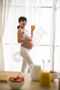 自信杯子大半身孕妇喝果汁图片
