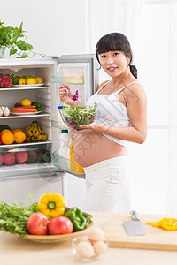 内衣摄影摄影青年女人沙拉孕妇打开冰箱拿蔬菜背景