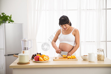 站着孕育成年人孕妇做饭图片