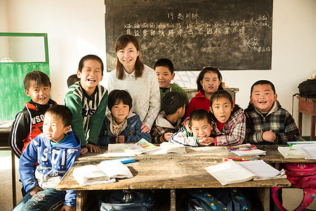 成年人好奇心青年女人乡村女教师和小学生在教室里图片