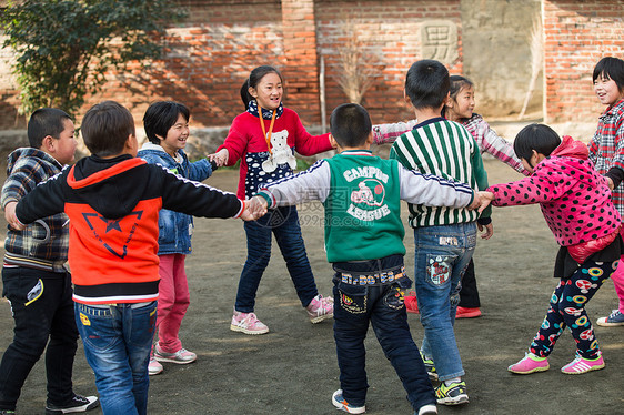 希望小学环境可爱的乡村小学生在学校图片