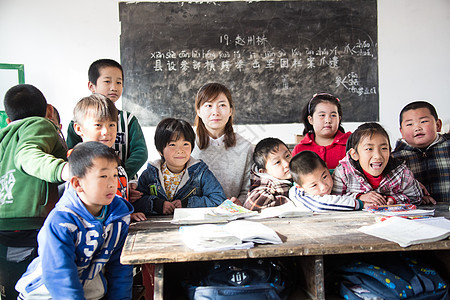 女孩智慧信心乡村女教师和小学生在教室里图片