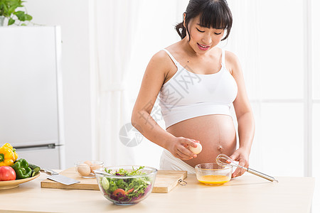 水平构图站着鸡蛋孕妇做饭图片