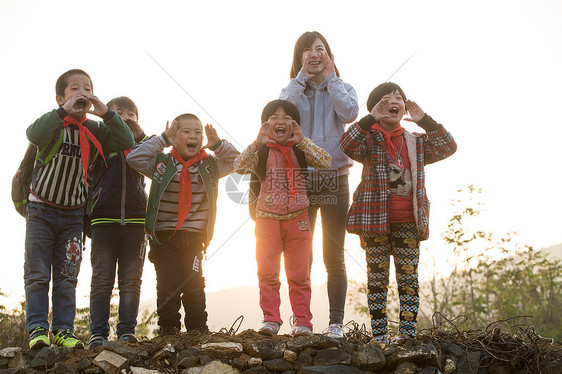 幸福白昼希望小学乡村女教师和学生在户外图片