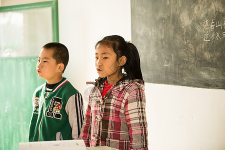 文具小学男生希望工程乡村小学里的小学生图片