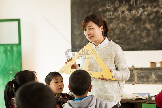 人水平构图6岁到7岁乡村女教师和小学生在教室里图片