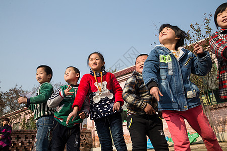 户外活动非都市风光摄影乡村小学生在学校放纸飞机图片