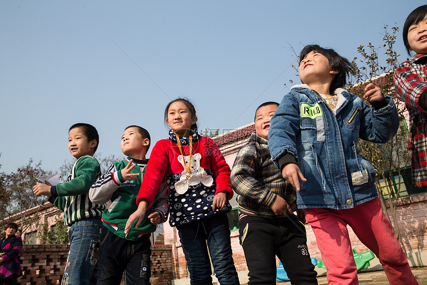 户外活动非都市风光摄影乡村小学生在学校放纸飞机