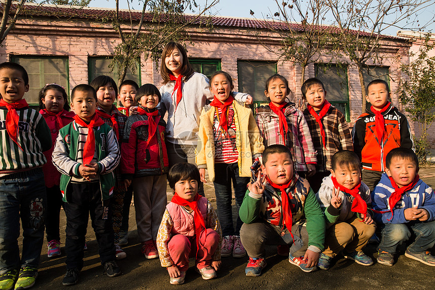 红领巾白昼青年人乡村教师和小学生在学校里图片