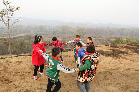 学校相伴兴奋欢乐的乡村小学生图片