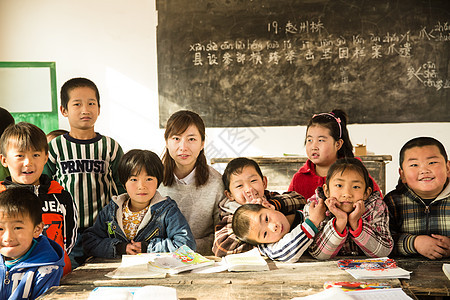 指导教师友谊快乐乡村女教师和小学生在教室里图片