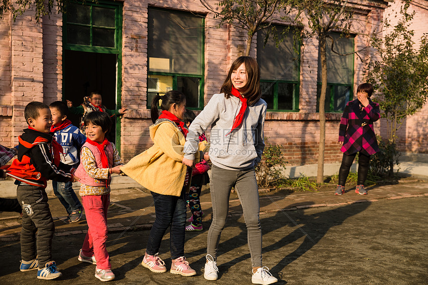 女人希望友谊乡村教师和小学生在学校里做游戏图片