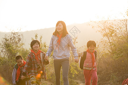 希望偏远的东方人乡村女教师和学生户外活动图片