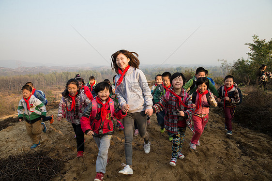 童年人水平构图乡村女教师和学生在玩耍图片