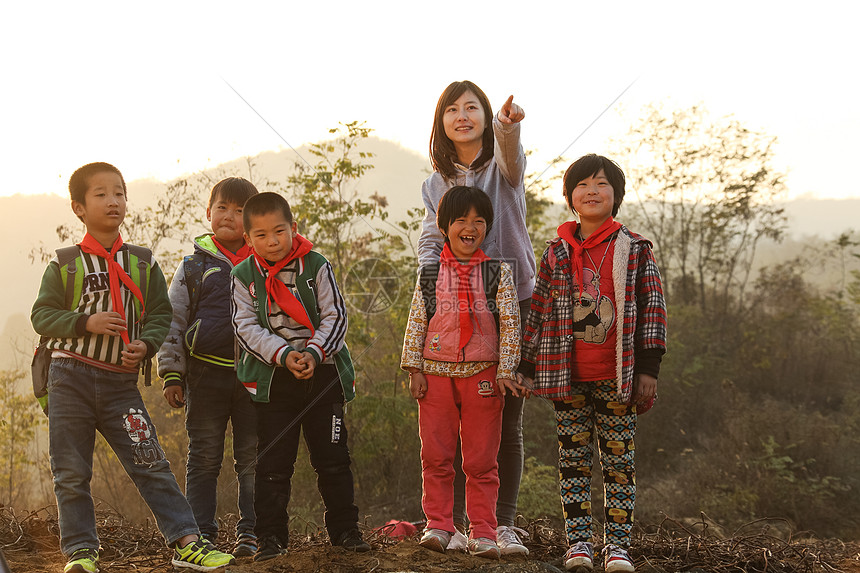 摄影环境相伴乡村女教师和学生在户外图片