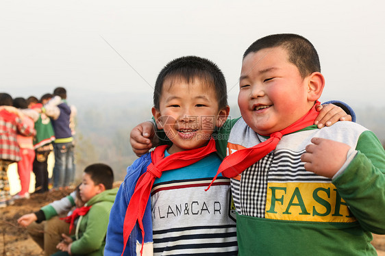 愉悦待遇人欢乐的乡村小学生图片