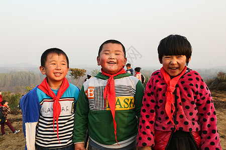 8岁到9岁非都市风光兴奋欢乐的乡村小学生图片