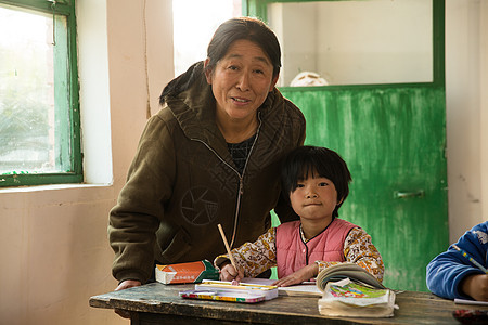 愉悦责任女生乡村女教师和小学生在教室里图片