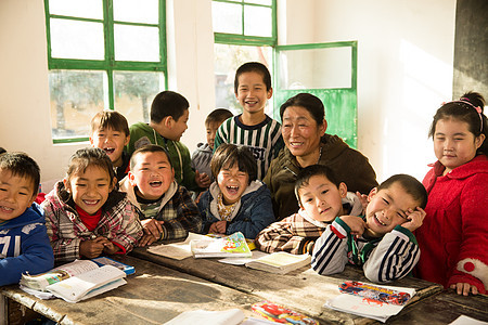 女人愉悦亚洲人乡村女教师和小学生在教室里图片