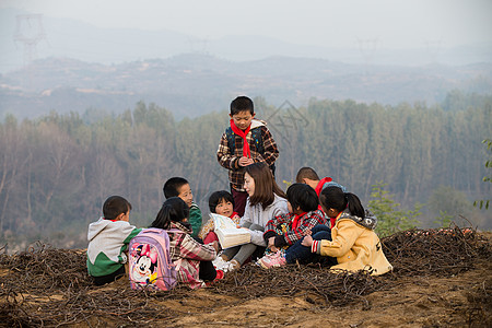 知识摄影待遇乡村教师和小学生在户外学习图片