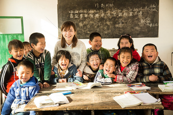 责任8岁到9岁教育乡村女教师和小学生在教室里图片