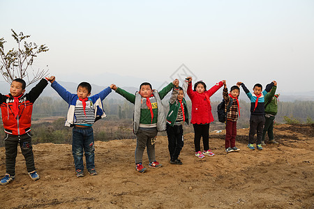 彩色图片天真相伴欢乐的乡村小学生图片