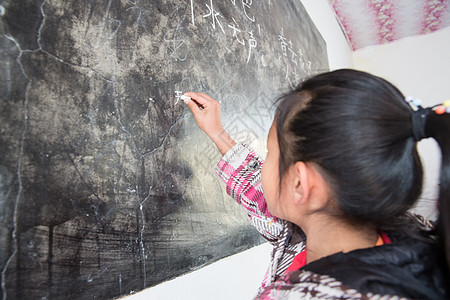 希望黑板乡村小学里的小学女生图片