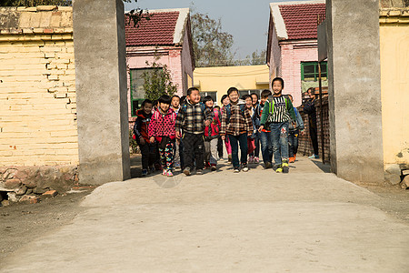 学校白昼女生乡村小学生在放学回家图片素材