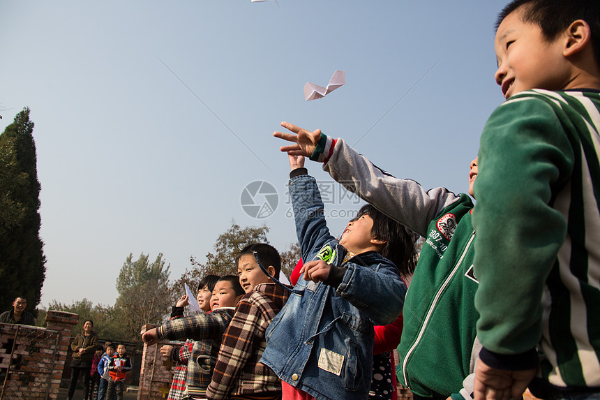 女孩亚洲人童年乡村小学生在学校放纸飞机图片