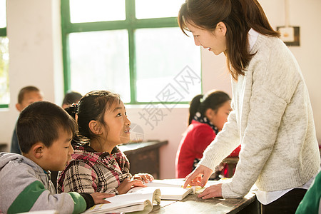 水平构图农村表现积极乡村女教师和小学生在教室里高清图片