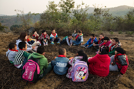 白昼山信心乡村教师和小学生在户外学习图片