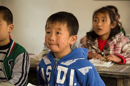 认真的白昼环境乡村小学里的小学生图片