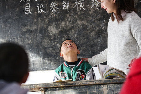 女人社会问题教科书乡村女教师和小学生在教室里图片