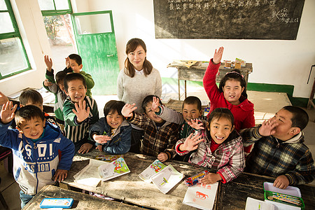 女人天真成年人乡村女教师和小学生在教室里图片