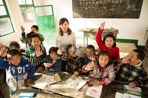 女人天真成年人乡村女教师和小学生在教室里图片