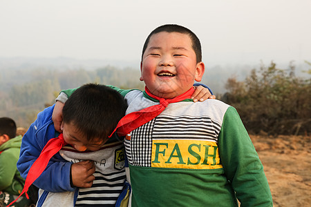 愉悦男生幸福欢乐的乡村小学生图片