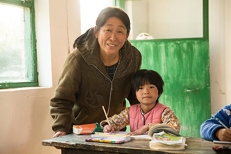 乐观责任三个人乡村女教师和小学生在教室里图片