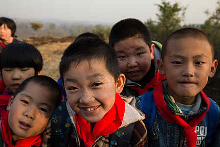 好奇心愉悦水平构图欢乐的乡村小学生图片