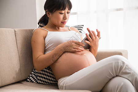 轻松网络女人孕妇看平板电脑图片