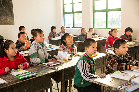 社会问题小学女生幸福乡村小学里的小学生图片