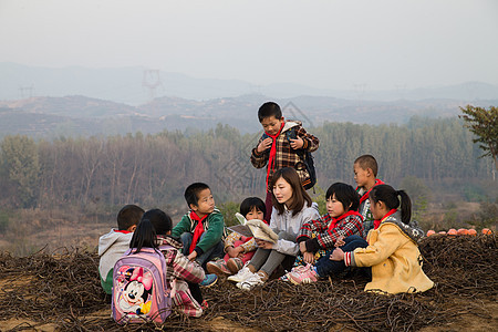 艰苦活力人乡村教师和小学生在户外学习图片