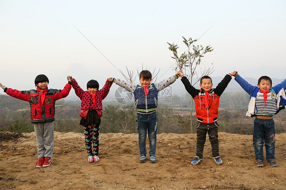 愉悦希望享乐欢乐的乡村小学生图片