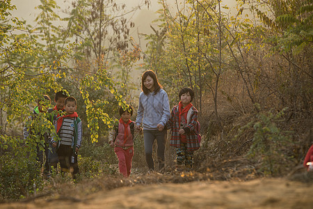 五个人成年人步行乡村女教师和学生在户外图片