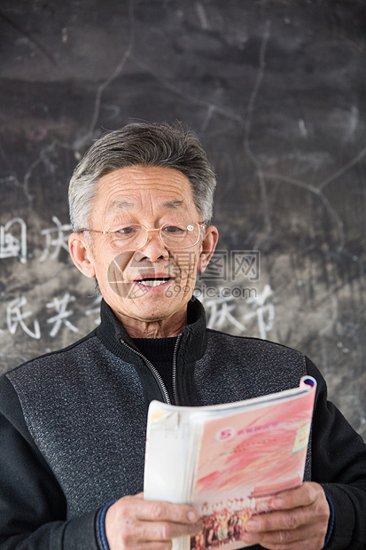 贡献活力智慧乡村小学老师在上课图片