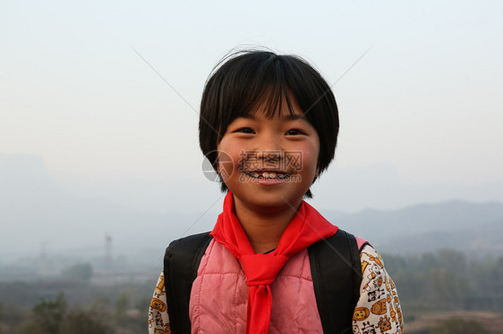 信心学龄儿童东方人欢乐的乡村小学生图片