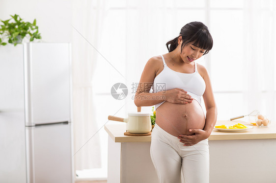 向下看仅成年人希望幸福的孕妇图片